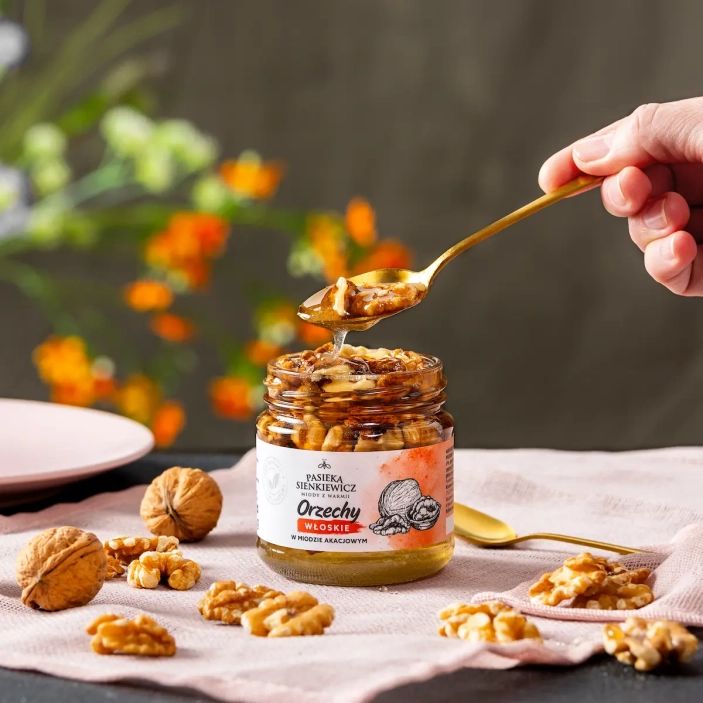 Orzechy-wloskie-w-miodzie-akacjowym-pasieka-sienkiewicz